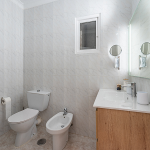 Baño moderno con ducha de cabina y amenities de cortesía en apartamento turístico de Valdoviño