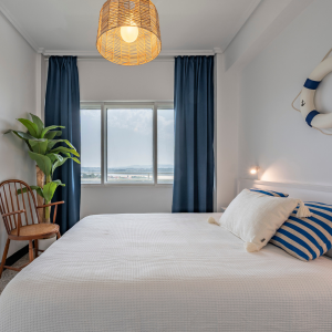 Cama Queen y amenities premium en habitación de alquiler turístico en Valdoviño