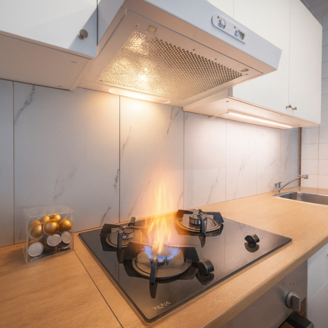 Cocina con horno, microondas, cafetera y menaje completo en apartamento de Valdoviño