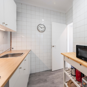 Cocina equipada con horno, microondas, cafetera y menaje completo en apartamento de Valdoviño