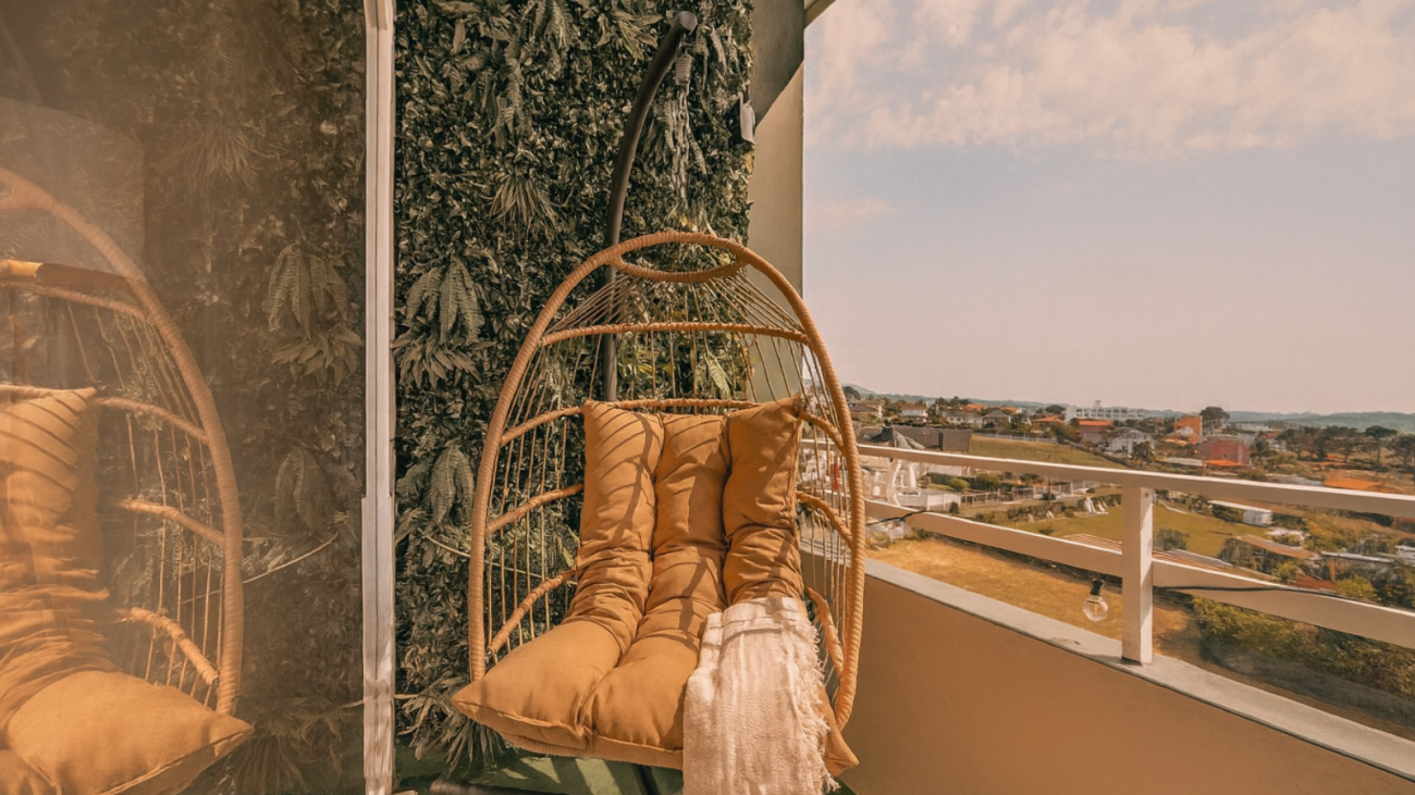 Columpio colgante en la terraza con vistas al faro de Meirás en Valdoviño