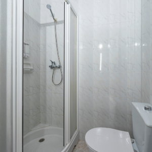 Detalles del baño con secador de pelo y botiquín de emergencia en alojamiento de Valdoviño