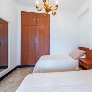 Dormitorio doble con dos camas individuales y decoración acogedora en alojamiento de Valdovino