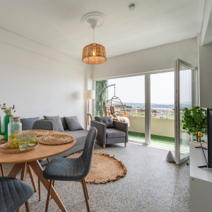 Espacio abierto del salón hacia el comedor en alojamiento turístico de Valdoviño