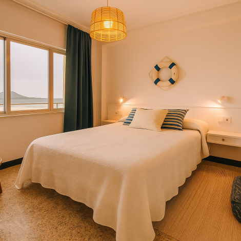 Habitación con cama Queen decoración acogedora en apartamento de Valdoviño