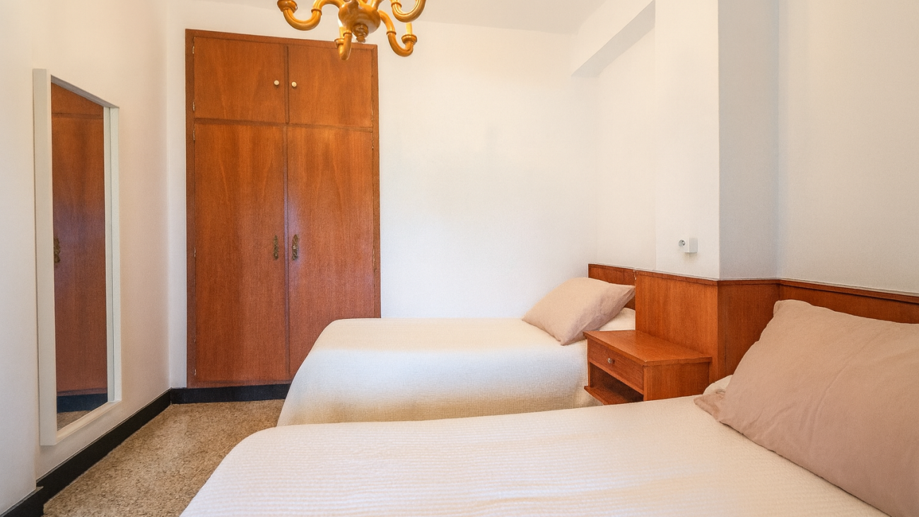 Habitación doble con decoración acogedora en apartamento de Valdoviño