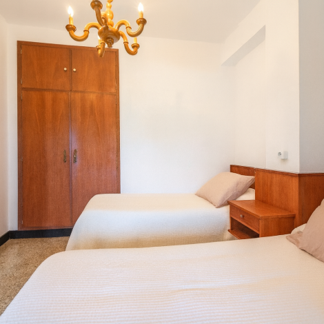 Habitación doble con decoración acogedora en apartamento de Valdoviño