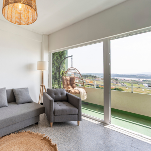 Salón luminoso de piso vacacional en Valdoviño con sofá, decoración acogedora y luz natural