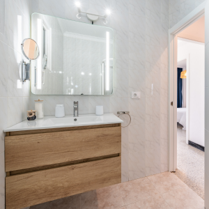 Vista del baño con espejo principal y espejo de aumento para maquillaje