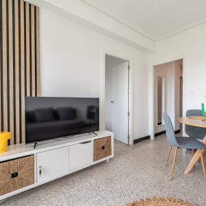 Vista del salón con televisión K4 de 43 pulgadas y sistema de sonido por voz Alexa