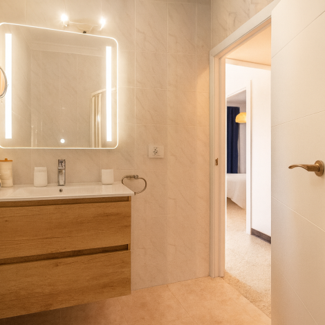 baño amplio con gel y champú de cortesía en piso vacacional cerca de la playa