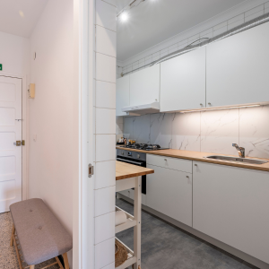 ncimera con cafetera de cápsulas y electrodomésticos en piso vacacional de Valdoviño